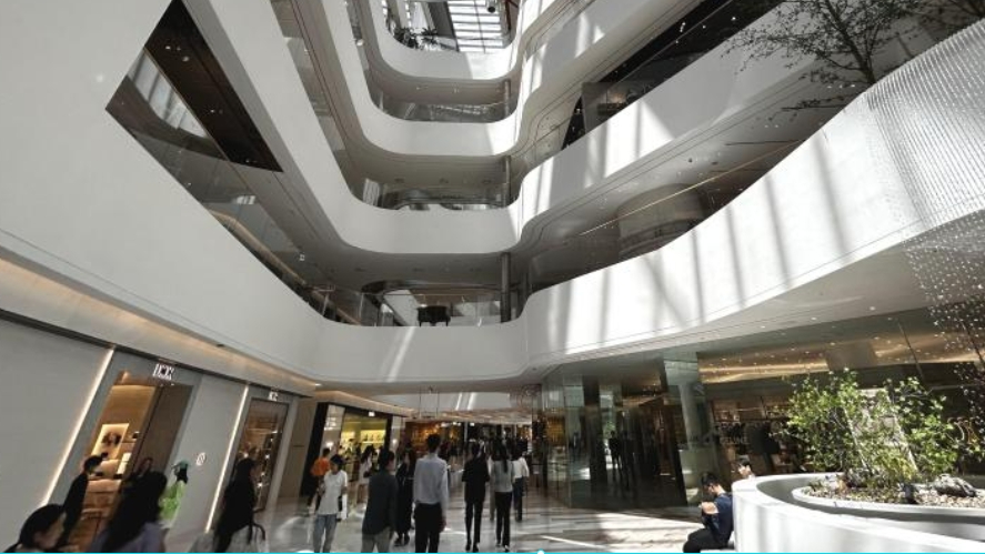 8. 더현대서울: 팝업 스토어와 쇼핑의 즐거움