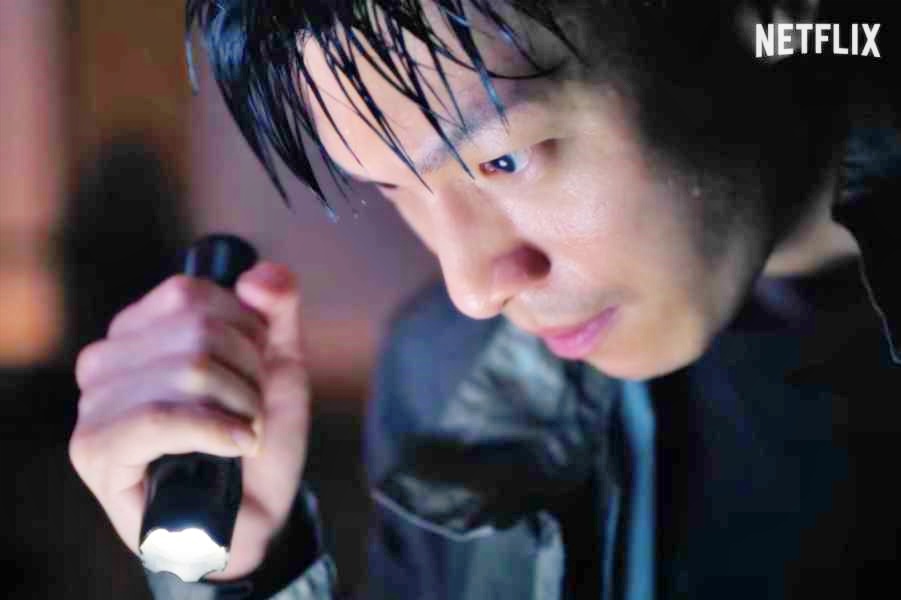 오징어게임-시즌2-경찰-황준호-탐색하는-장면