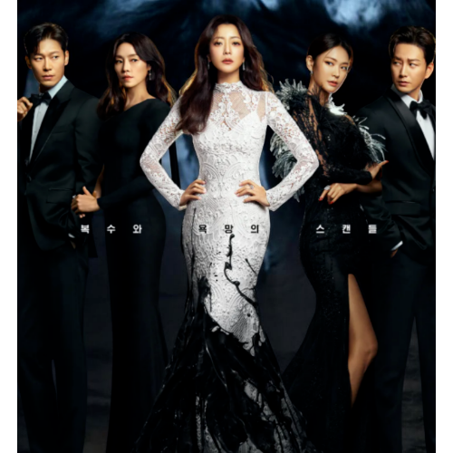 결혼할 때 입는 하얀 드레스를 입고 있는 가운데 여성과 양쪽은 블랙 정장을 입고 있는 남성과 여성