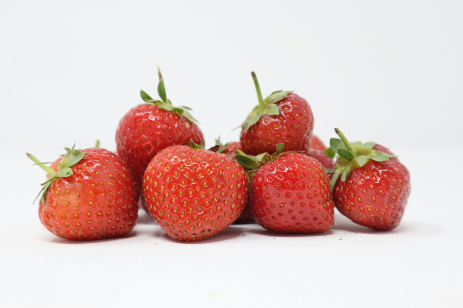 야생에서 채취를 한 딸기를 깨끗하게 세척을 한 다음 하얀 바닥 위에 10여개 놓아두고 찍은 사진