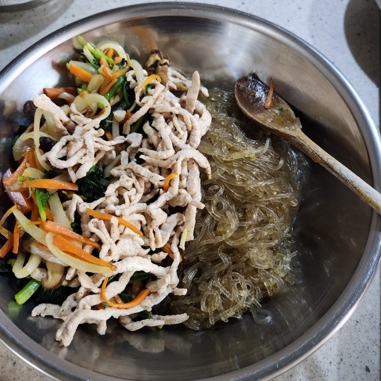 잡채면과 야채 섞어주기