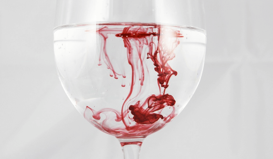 멍이 잘 드는 이유가 될 수 있는 혈액 이상이 컵에 담겨 있다