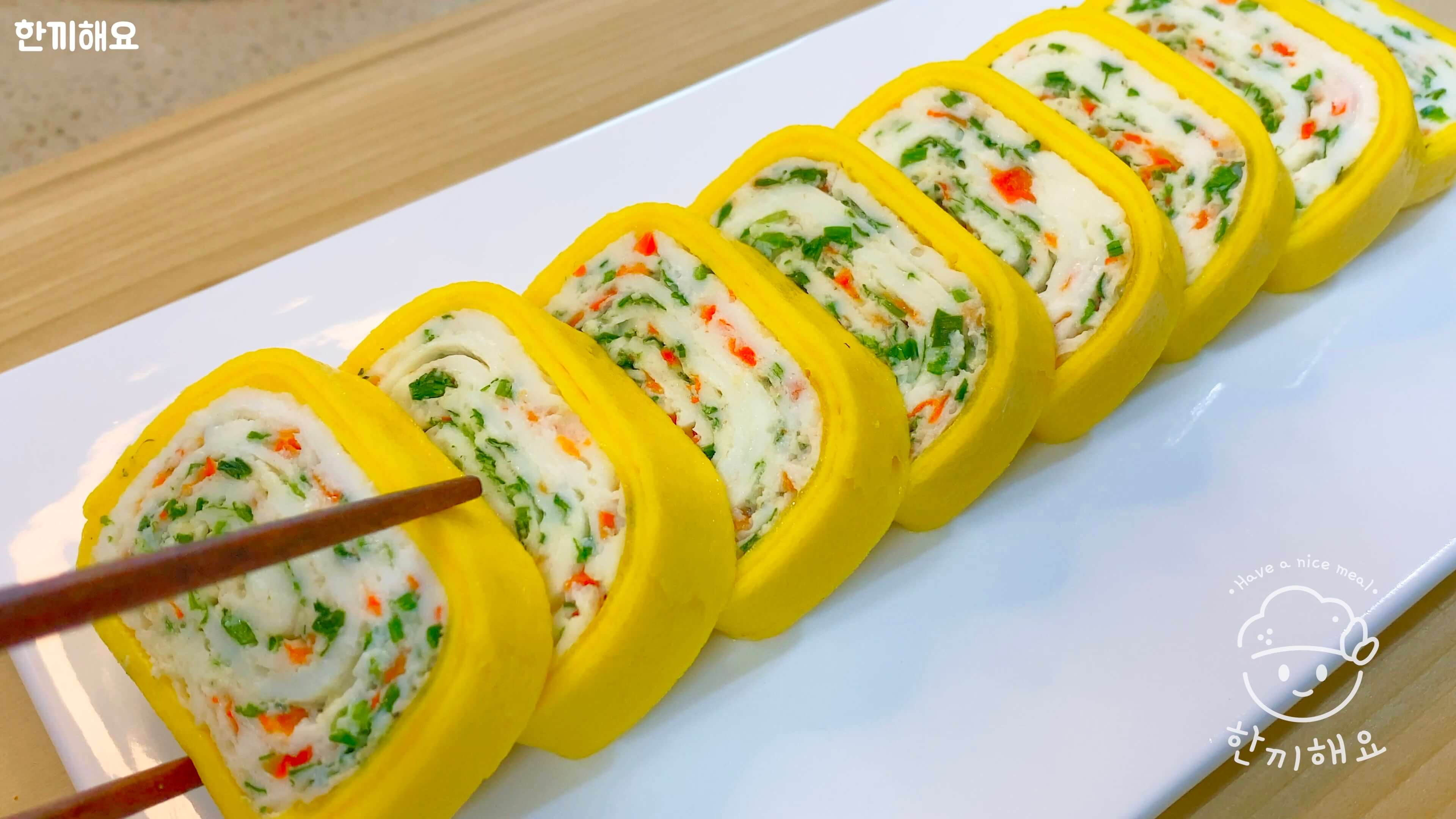 그릇에 담긴 계란말이 사진