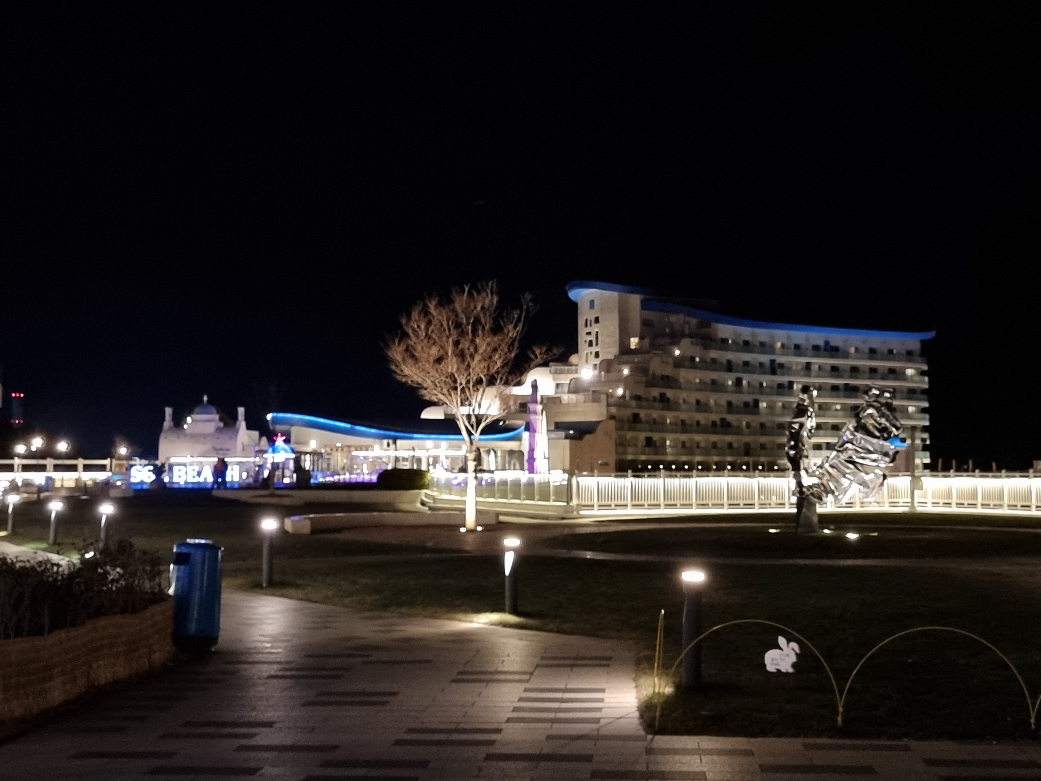 리조트 광장 야경 모습