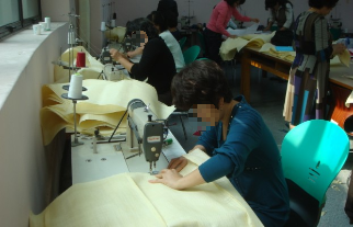 호스피스자원봉사자들이 환자의 수의를 만들고 있는 모습