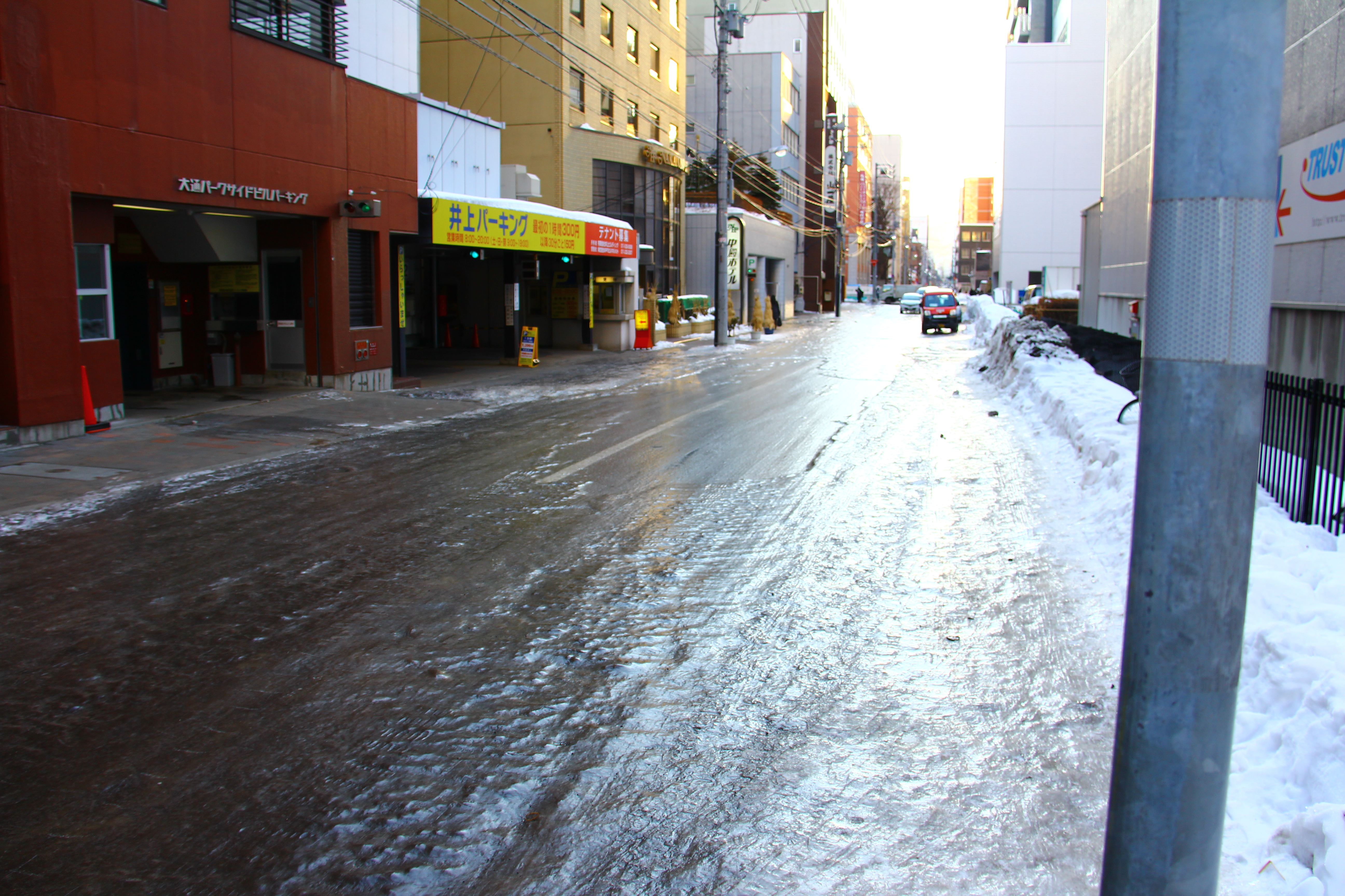 © 블랙아이스로 덮힌 일본 삿포로시의 골목 도로 (Cesar I. Martins, Wikipedia)