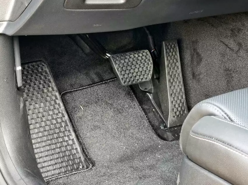 G80 기본형의 풋 레스트, 브레이크 및 가속 페달을 모았습니다.