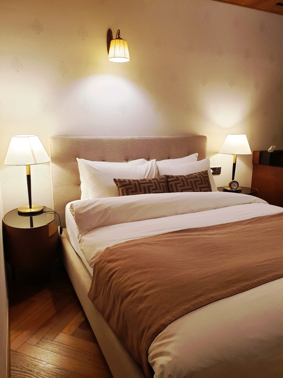 객실내부_침대와 조명