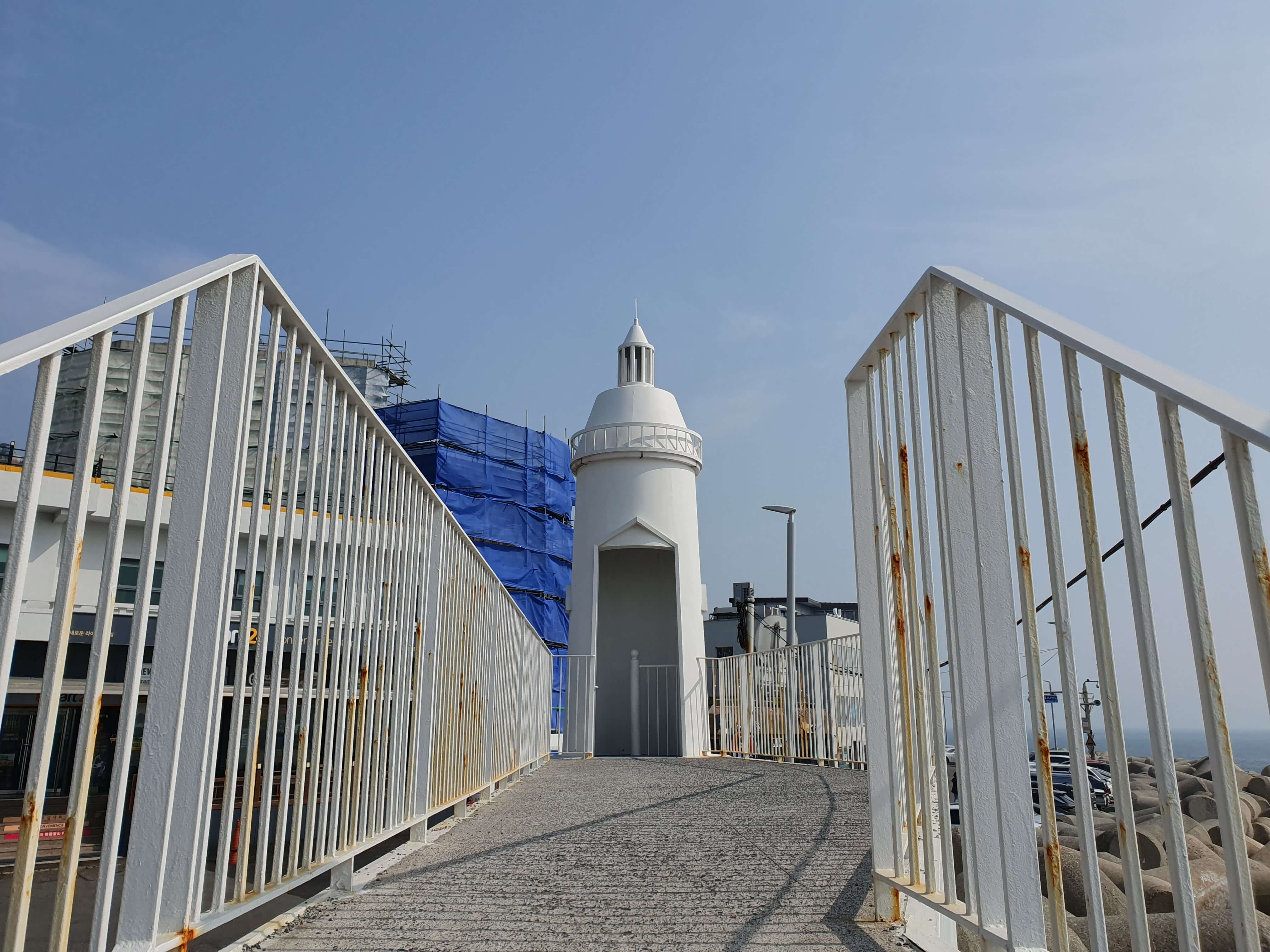 청사포 공영주차장(해운대해수욕장) 마을버스 청사포 정류장 위 흰 등대