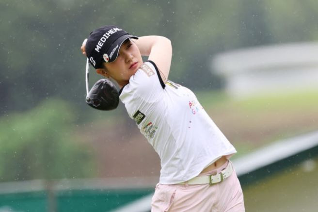 jlpga 어스 몬다민컵 상금 4억엔 돌파! 114억 투자해 646억 광고 효과 낸 프리미엄 골프 마케팅의 비밀과 박현경 공동 선두 돌풍 분석