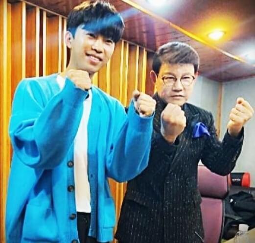 임영웅과-설운도가-두-주먹을-불끈-쥐고-화이팅을-외치는-사진