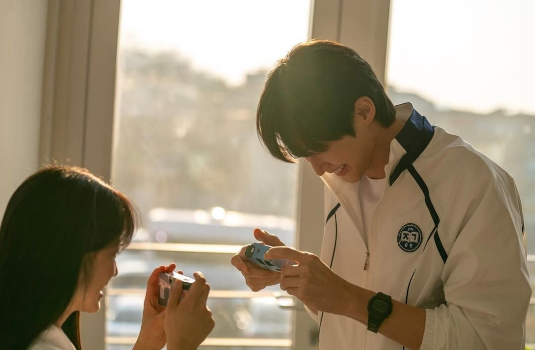 카메라를-들고-활짝-웃는-여배우와-남배우