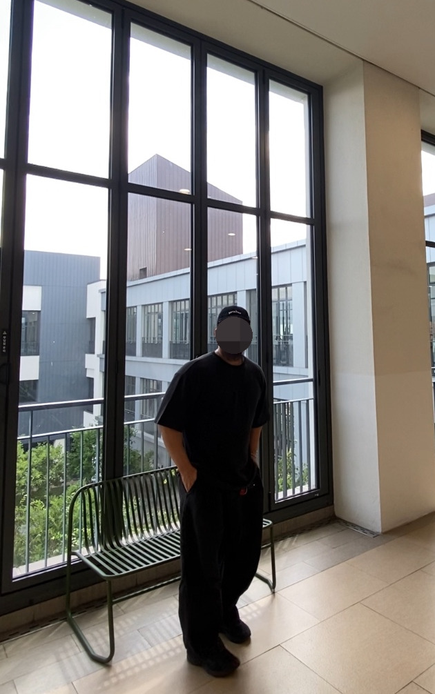 데일리룩(2025. 7. 22.)애터27 파라다이스 로고 빈티지 볼캡 블, 어커버 오버사이즈 반팔티셔츠 블랙, 무신사 무신사스탠다드 데님와이드 벌룬팬츠 블랙, 아식스 조그 100 블랙