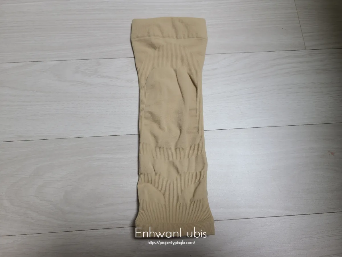 마루바닥-위에-올려진-스킨색-종아리압박밴드-한짝