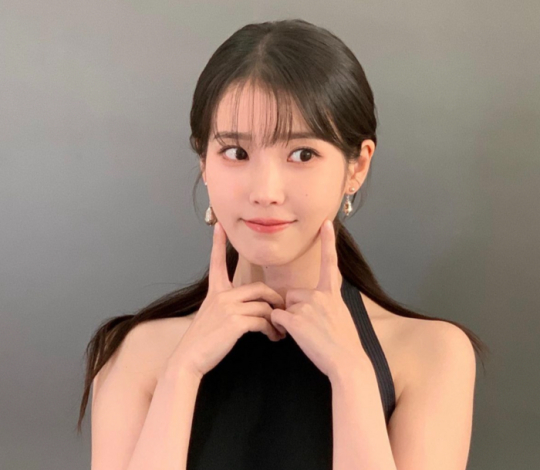 가수 아이유가 어린이날을 맞이해 서울의 한 아동양육시설 어린이들에게 패밀리레스토랑 식사를 선물했다는 소식이 전해졌다. 사진은 아이유. [사진=아이유 인스타그램]
