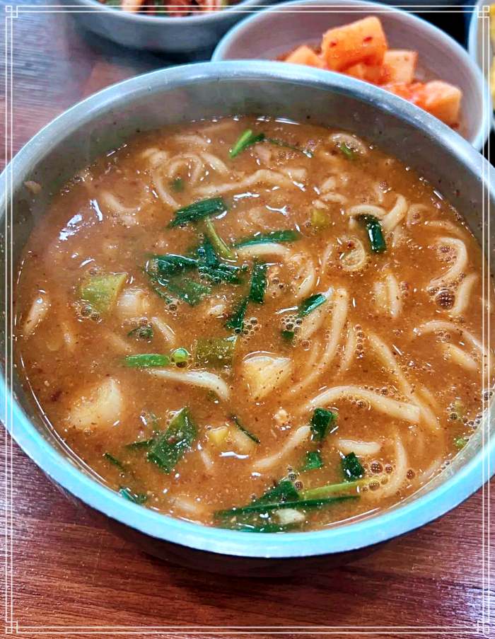 대전 송촌동 맛집 걸쭉한 추어 육수에 빠진 칼국수