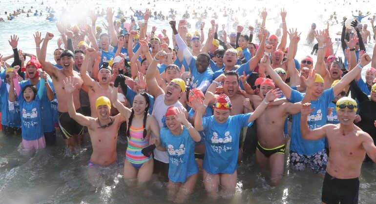 해운대 북극곰 축제는 얼어붙은 북극해에서 유유히 헤엄치는 북극곰처럼 한겨울 추운 날씨에도 바닷물에 뛰어들어 수영을 즐길 수 있는 축제입니다. 