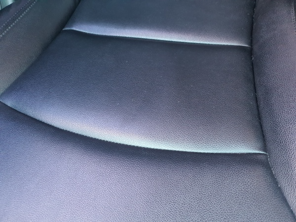 검은색-자동차-가죽시트