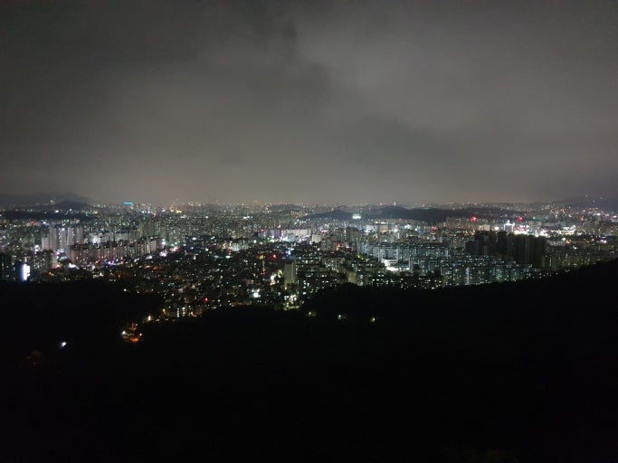 서울 수락산 정상 전망대에서 내려다본 가을밤 야경, 불빛 가득한 도심과 흐린 하늘 아래 별빛 풍경