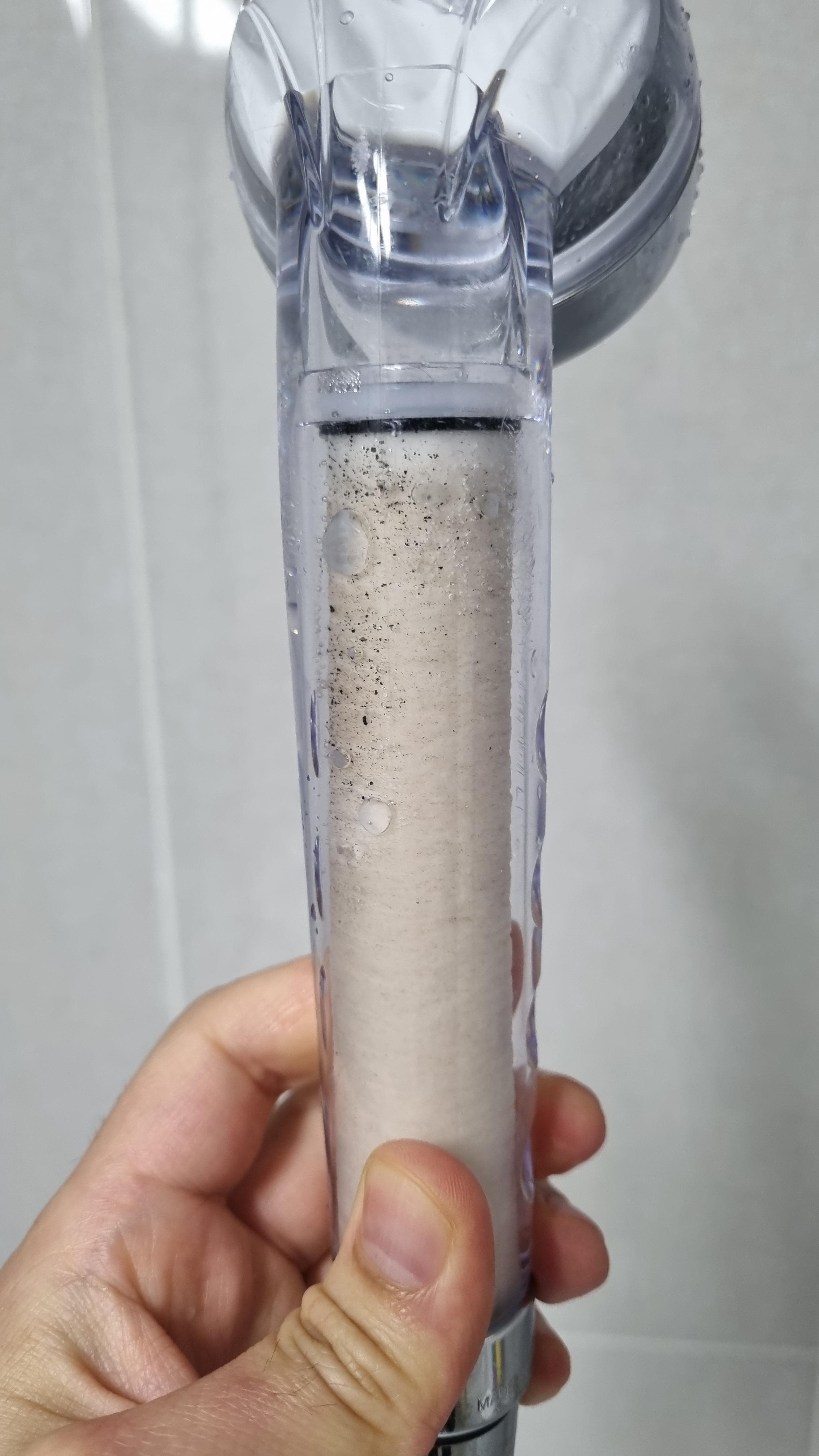 샤워기 필터의 여러 이물질 사진