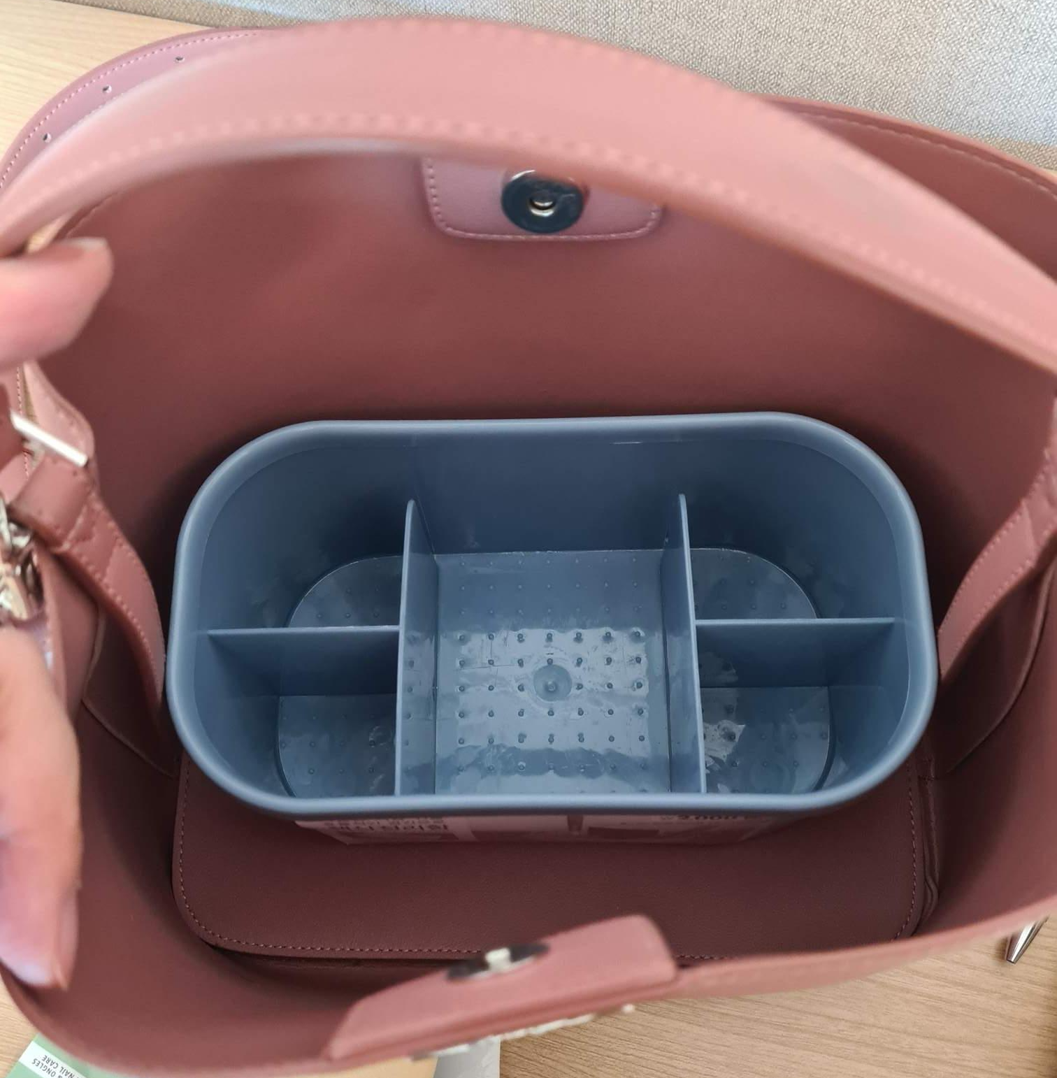 가방에 책상 정리함을 넣는다