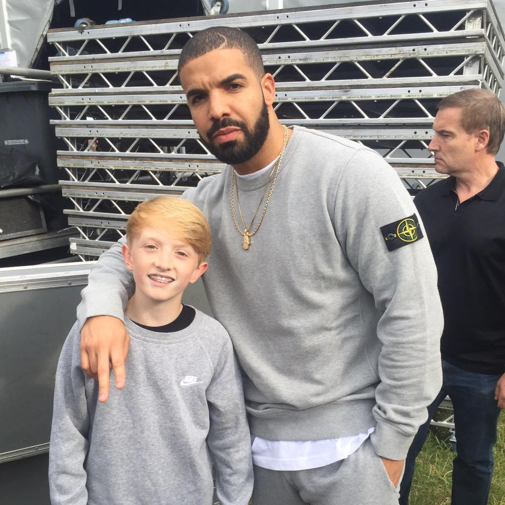 스톤아일랜드 맨투맨을 입은 드레이크