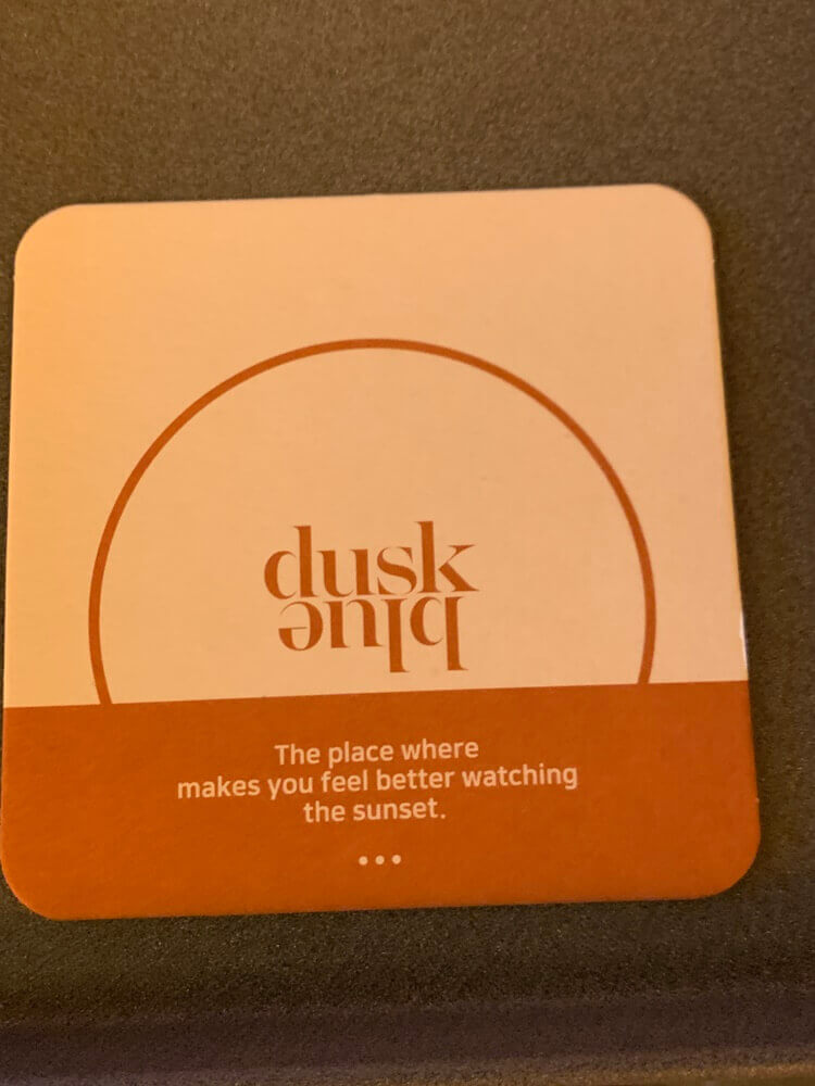 컬릿 음료에 나오는 컵 받침대