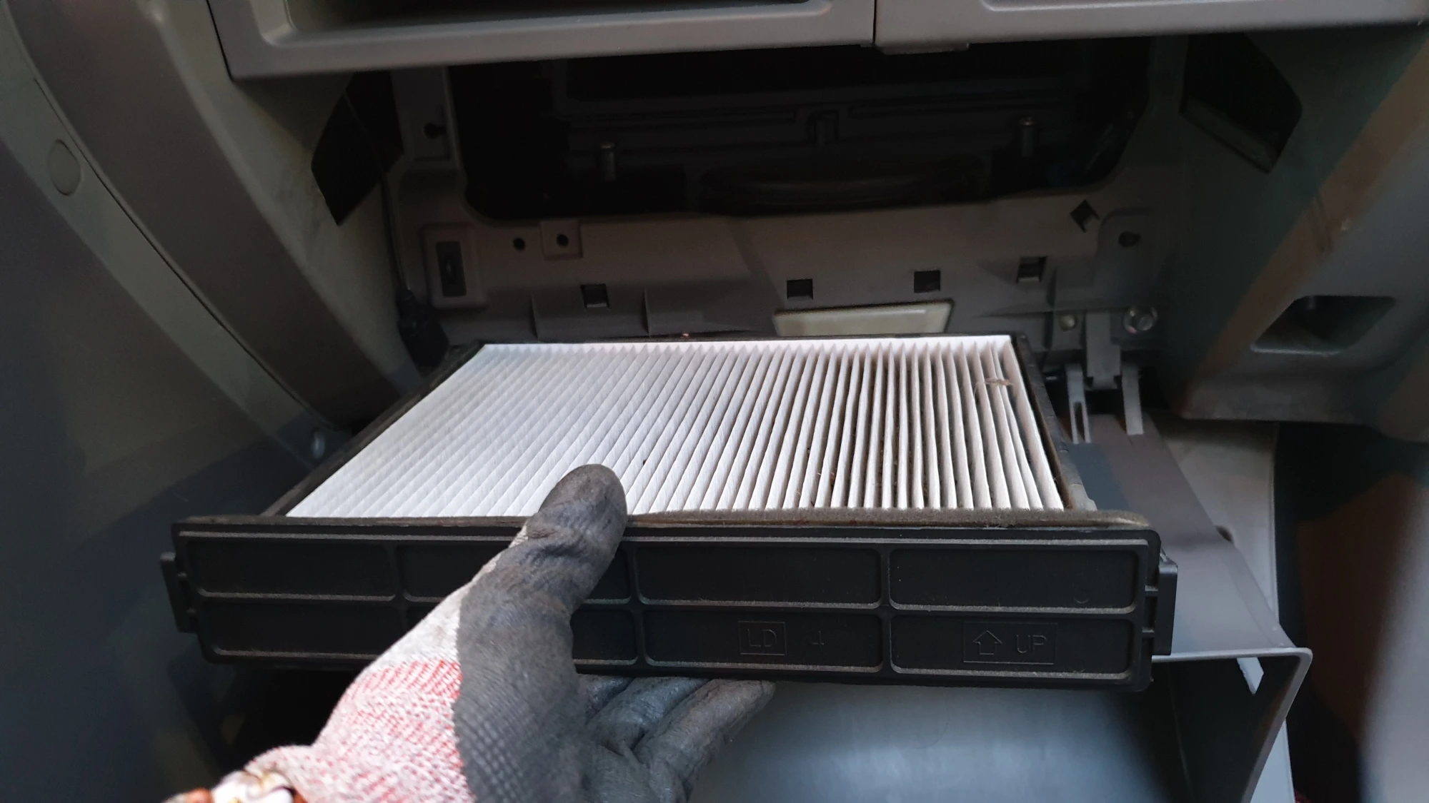 에어컨필터 끼우는 모습