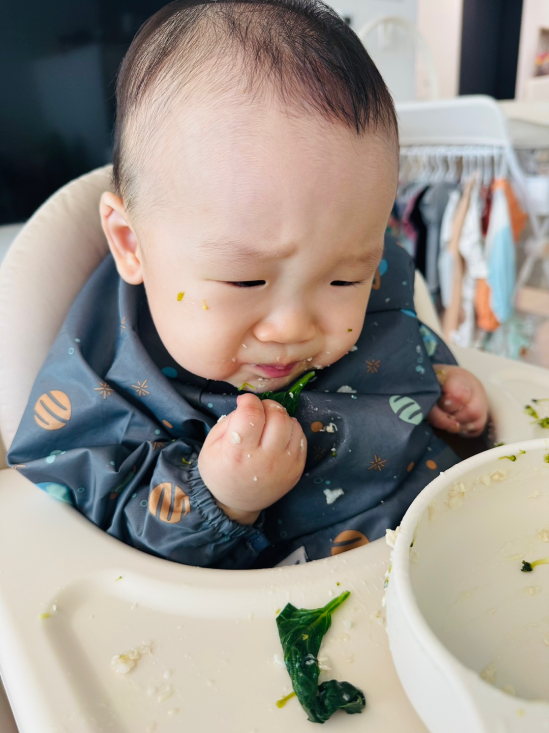 시금치 원물을 처음 먹고 인상을 찌푸리는 찬솔이의 이유식 적응기