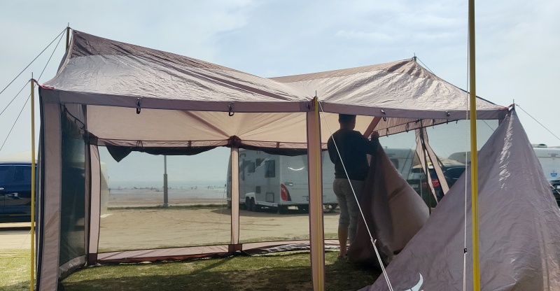 바다가 보이는 자리에 스크린 타프를 치는 사진