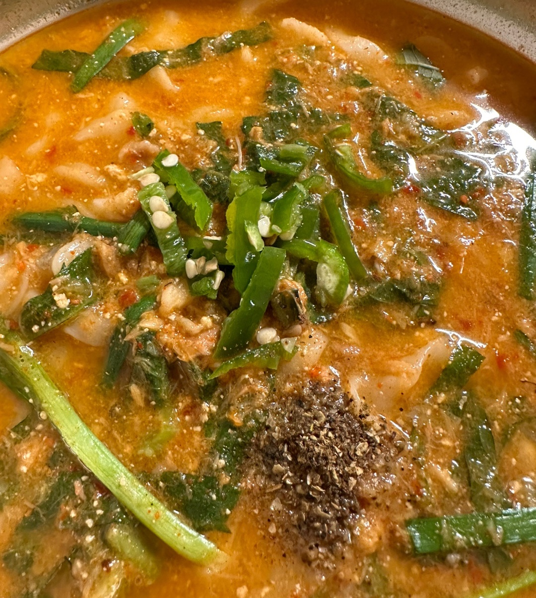 청양고추까지 올려먹는 어탕국수