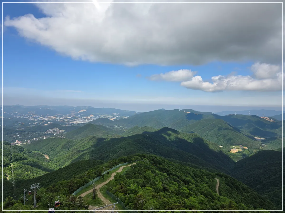 초록빛산맥_파란하늘_하얀구름