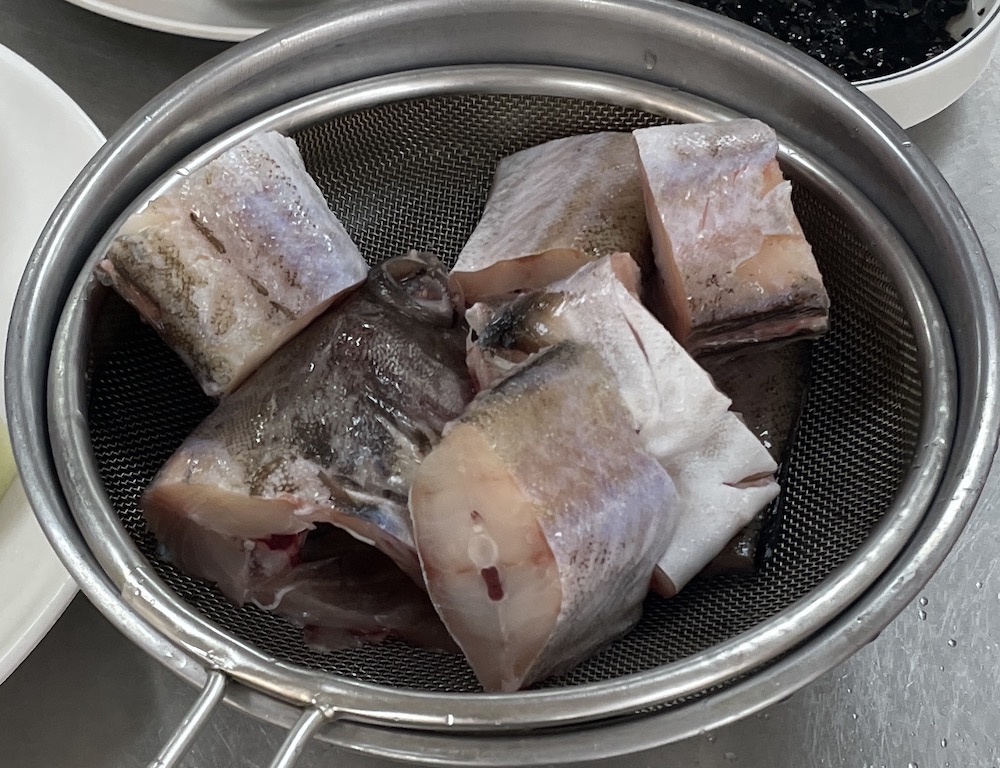 한식조리기능사 실기시험 준비 - 생선찌개 - 손질 생선 씻은 후 체에 담아 물기 제거하기