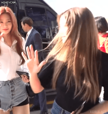 햇살속에서 차에서 내리며 인사하는 김민주