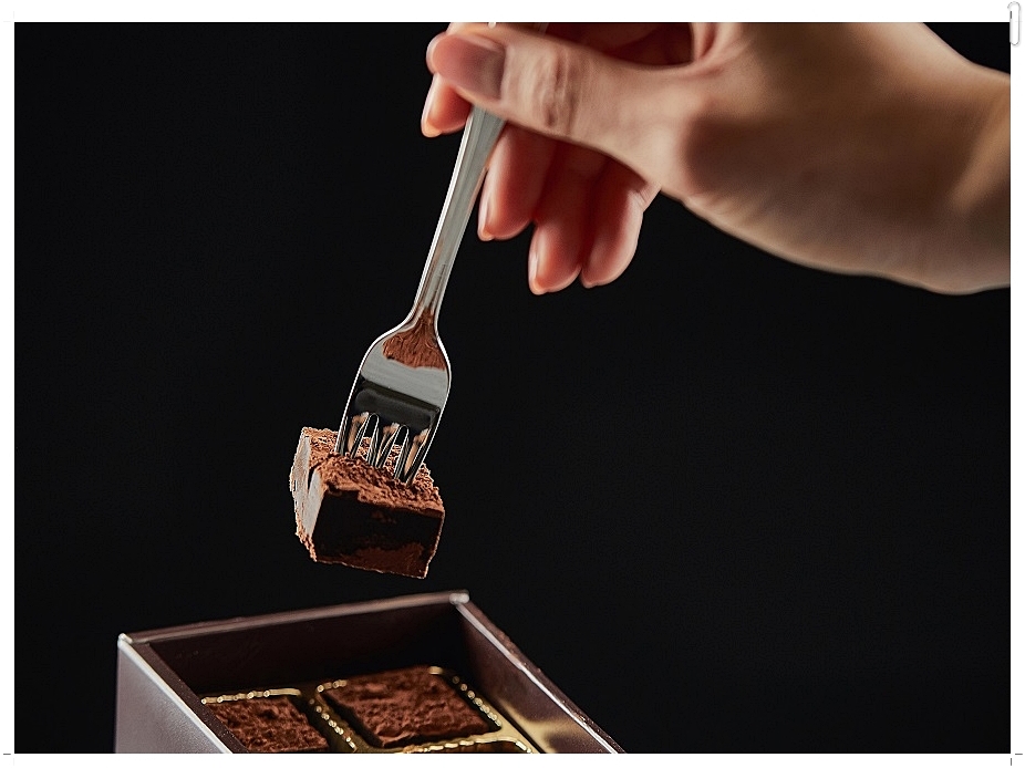 포크로 초콜릿 한 조각을 들어올리는 모습