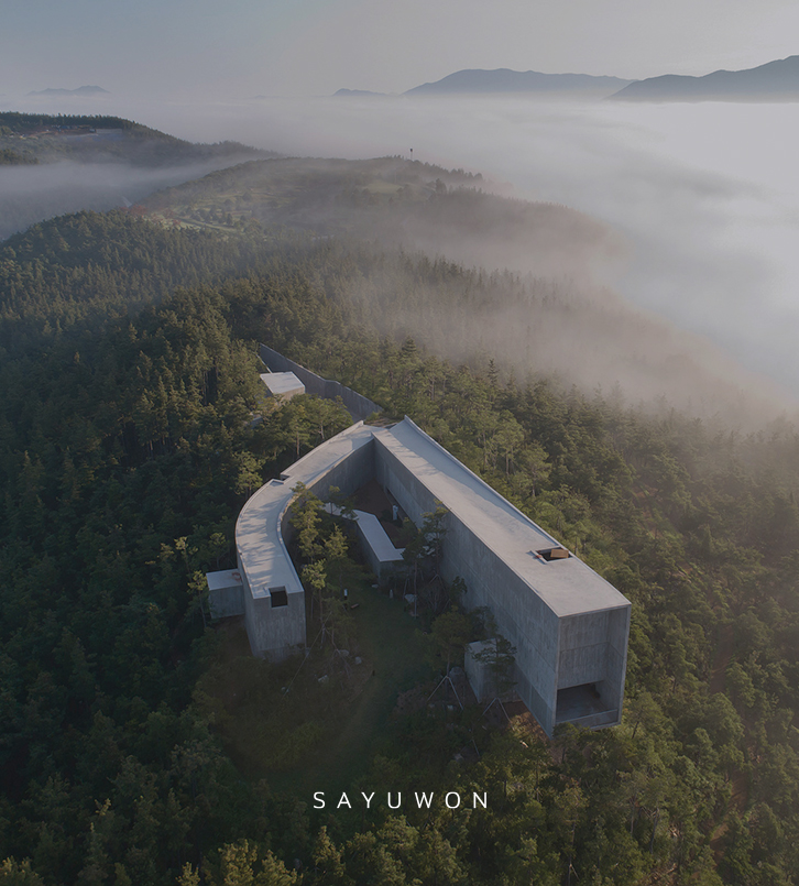 숲속에 콘크리트 구조물