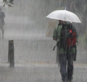 비 맞는 꿈 비 오는 꿈 폭우 홍수 비옷 비바람