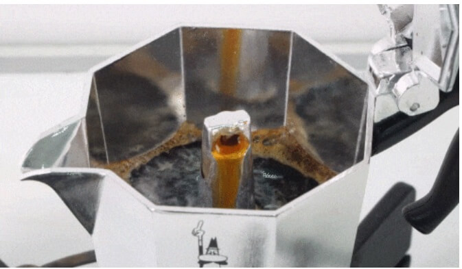 모카포트 커피 추출 방법: 가열 및 커피 추출