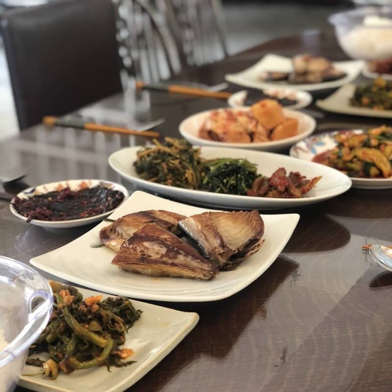 음식이 많이 차려져 있는 밥상 사진