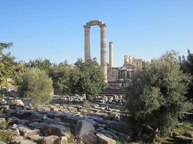 델포이에서 발견된 석판