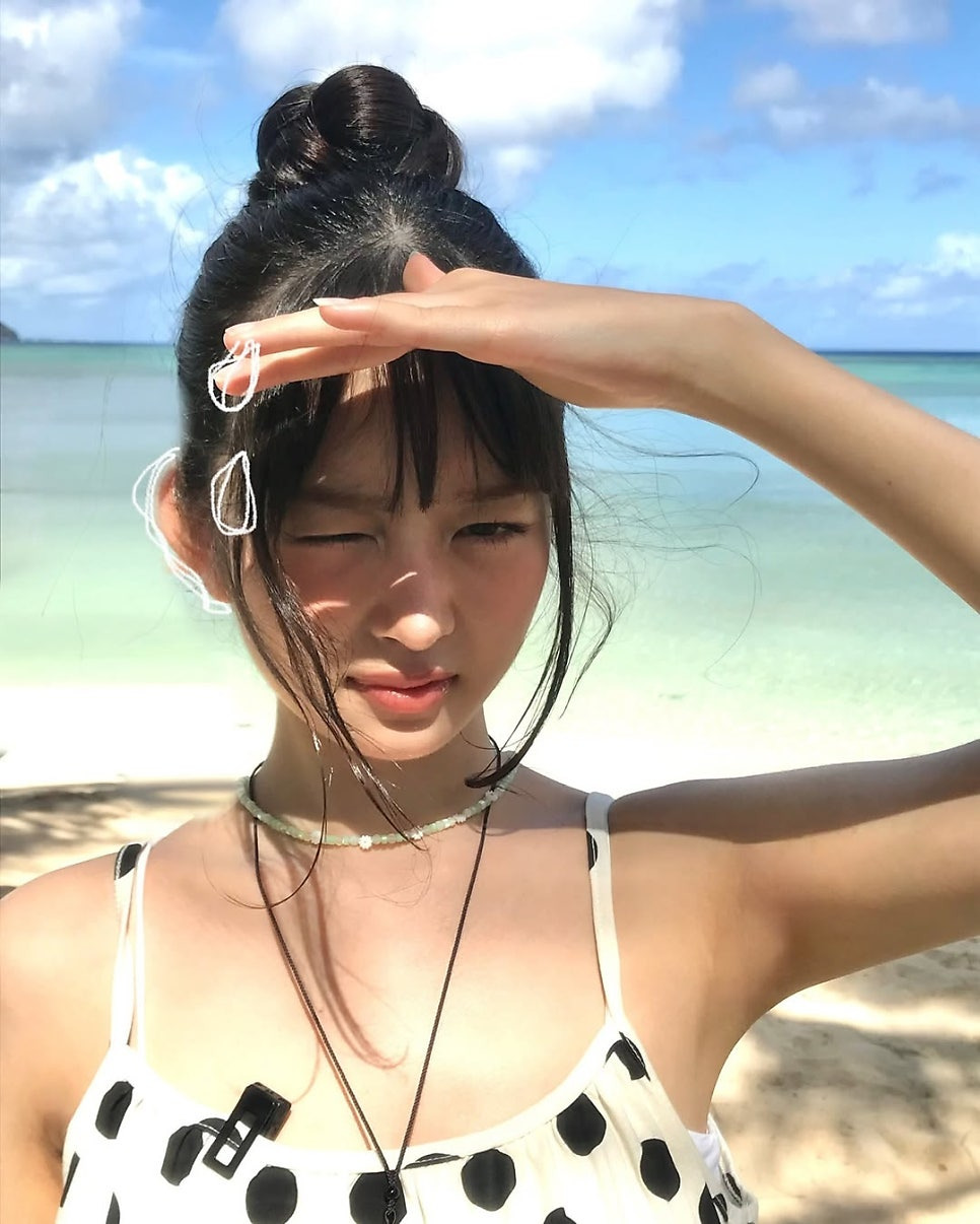 큼직한 땡땡이 나시로 체형을 자연스럽게 커버한 아이브 레이의 여름 코디