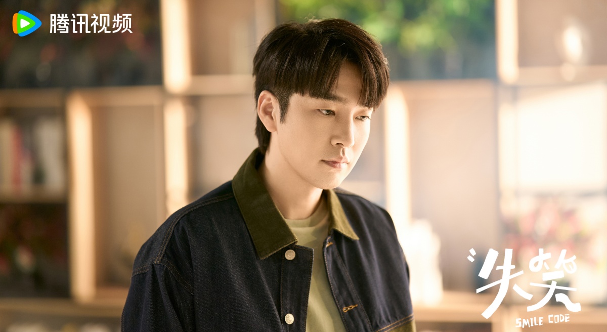 실소-남색셔츠입은 젊은 남자