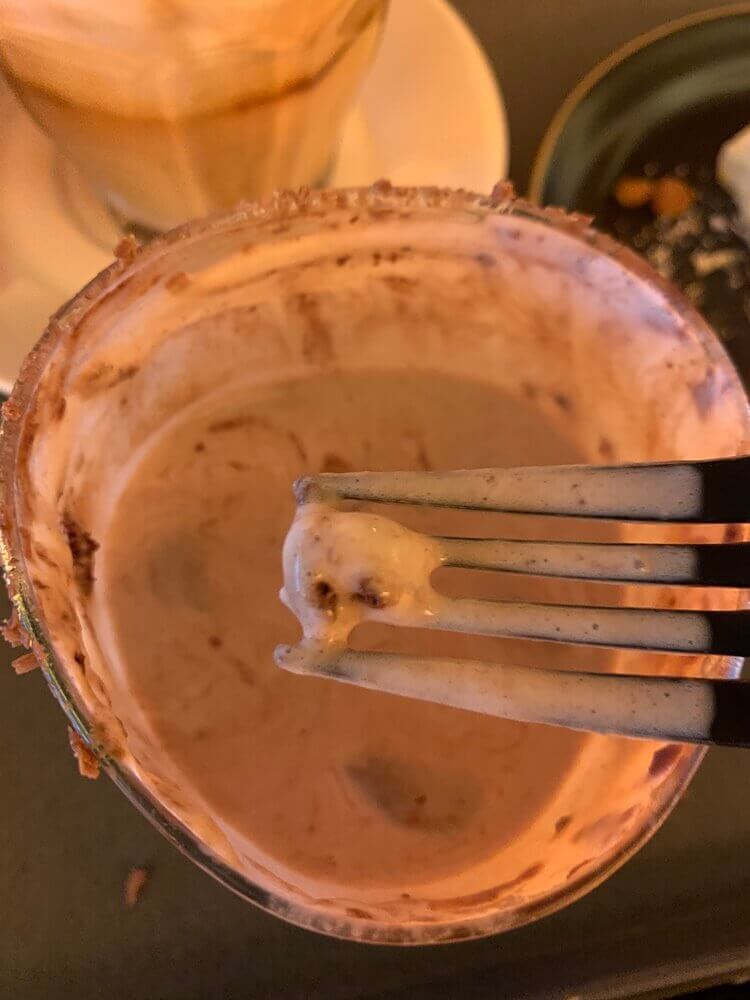 음료 속에 들어가 있는 발로나 초콜릿 덩어리