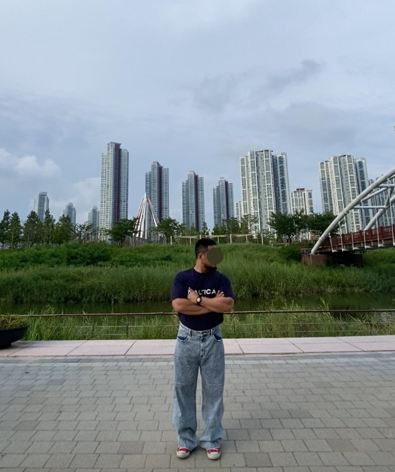 데일리룩(2025. 8. 17.)노티카 83플래그 로고 반팔티 티셔츠 네이비, 무신사스탠다드 패널드 니 와이드 데님 팬츠 연청바지, 컨버스 올스타 척테일러 레드, 루미녹스 3954