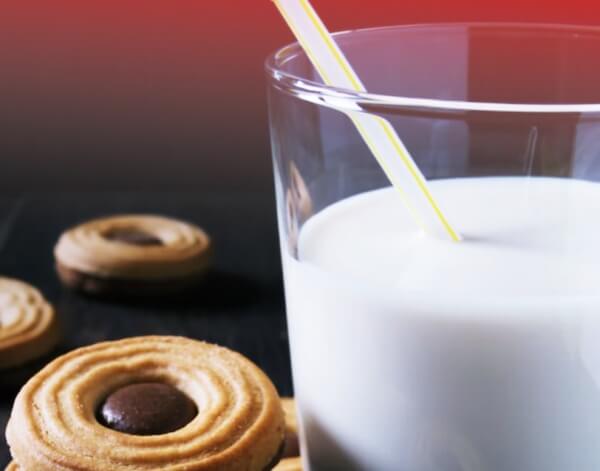 유리컵에-담긴-우유
