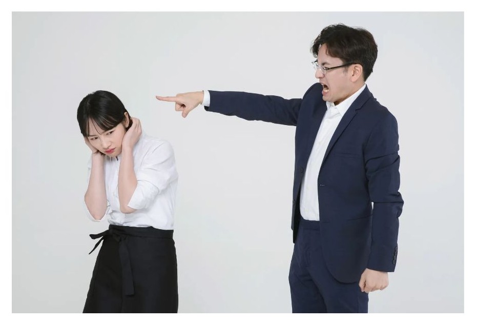 여자에게 화내는 남자 이미지