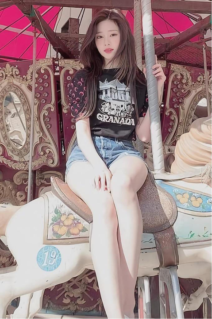 회전목마 타고 아련한 김민주