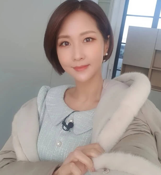 최근 근황 사진 단발머리에 귀걸이 하늘색 브라우스에 상반신 셀프 사진