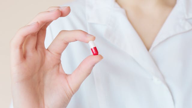119 또는 129로 약국 정보를 문의하는 장면