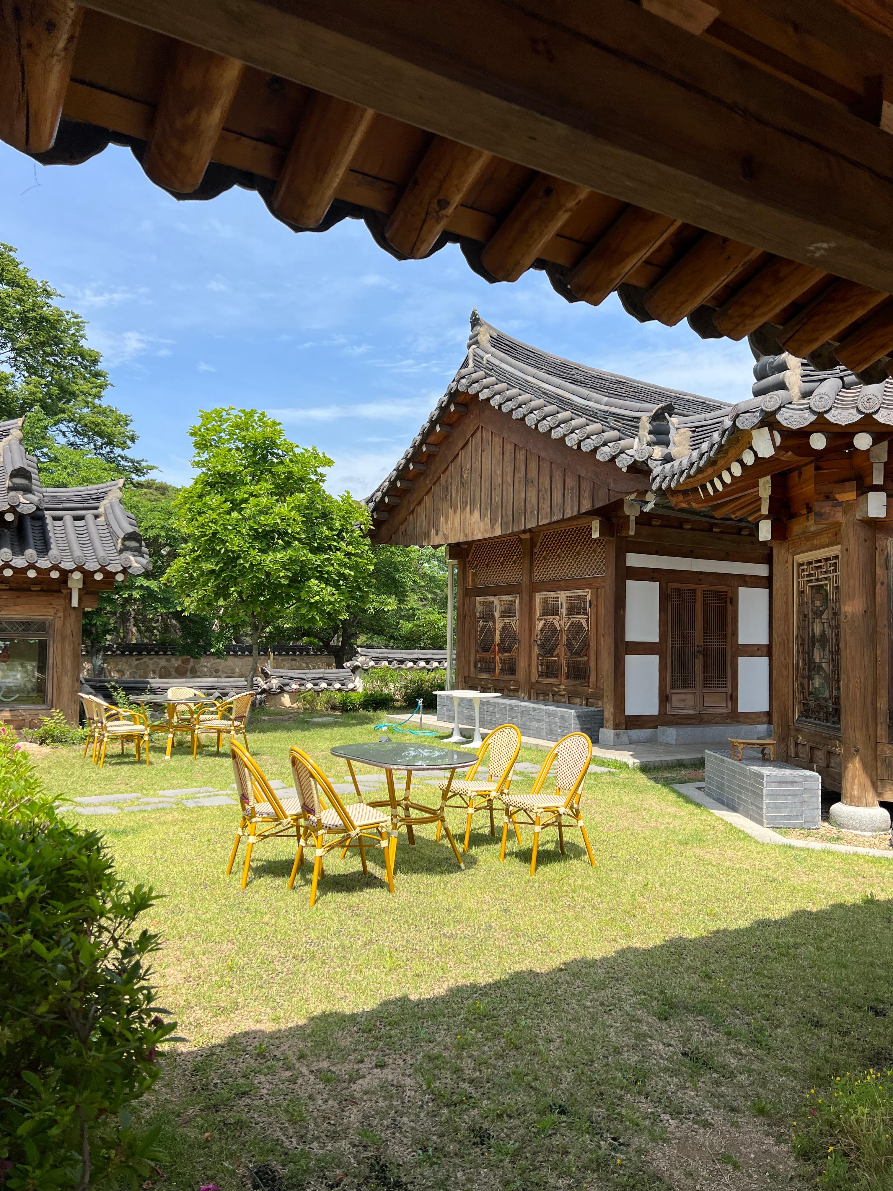 듀포레 외부 잔디밭 좌석